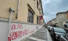 Via D'Azeglio,  nuove scritte, vecchi vandalismi - Foto