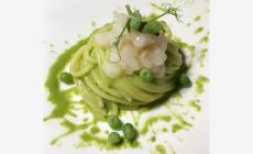 Spaghettoni crema di piselli al basilico,  crudo di scampi: la ricetta 
