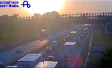 Maxi tamponamento in A1, quattro macchine della polizia coinvolte: due agenti al Maggiore