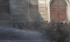 Cariche e idranti al corteo degli antagonisti nel centro di Milano contro Remigration summit