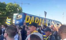 Arrivano i pullman delle squadre: non mancano i momenti di tensione. Crociati accolti con  la marcia trionfale dell'Aida- Video