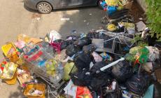 Altro che auto, nel cortile di via Spadolini sono parcheggiati i rifiuti: dalla verdura al...carrello del supermercato - Video