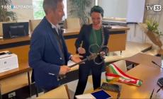 La neo-sindaca di Merano si toglie la fascia tricolore: è polemica - Video 