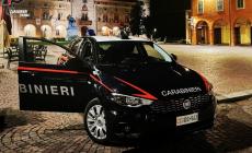 Con una grossa calamita rimuovono i dispositivi antitaccheggio e rubano capi d’abbigliamento griffati al centro commerciale. Due persone denunciate 