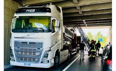 Baganzola, il camion gru incastrato sotto il ponte è stato spostato:  strada riaperta - Video 