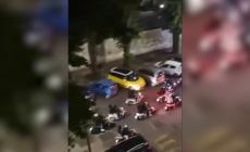 Petardi e cori sotto l'albergo del Cagliari a Napoli per non far dormire i calciatori rossoblù - Video