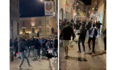 I festeggiamenti per lo scudetto del Napoli  si trasformano in rissa:  botte, violenza e lancio d'oggetti tra piazza Garibaldi e via Farini, una ventina di persone coinvolte, tre feriti - Video