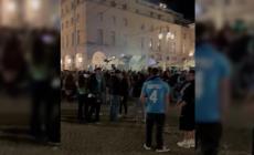 Rissa in centro: tutto è partito dai cori anti-Parma dei tifosi azzurri, poi lo scontro a suon di cinghiate  in via Farini - Video