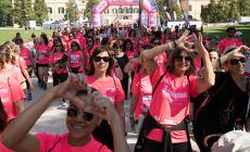 Energia, sorrisi e solidarietà, l'onda rosa ha attraversato la città - Foto

