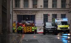 Un'auto investe i pedoni alla parata per la vittoria del Liverpool: indagini in corso, video virale. Starmer: "Scene spaventose" 
