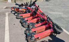 Filotto di monopattini in piazzale Santa Croce
