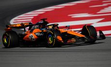 GP di Spagna, pole per Piastri, prima fila targata McLaren. Quinta e settima le Ferrari di Hamilton e Leclerc