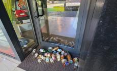 Protesta-vandalismo: vetro scaricato davanti alla sede Iren di Salso, telecamera danneggiata e cartello con "minacce" - Le foto