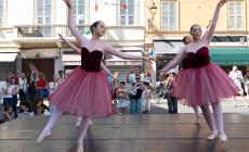 Il divertimento in Oltretorrente è on the road: balli, colori, coreografie ma anche shopping e tradizione - Foto
