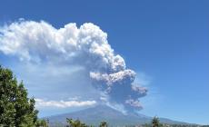  Crolla parte del cratere dell'Etna, nube eruttiva alta chilometri 