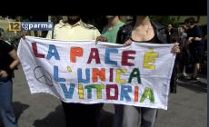 Studenti in marcia per la pace lungo le vie del centro di Parma - Video