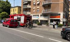 Via Emilia Est, incendio in lavanderia: vigili del fuoco in azione