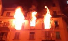 Incendio a Milano, una donna di 48 anni si lancia dal suo appartamento e muore. La porta era chiusa dall'esterno. Ancora in questura il convivente