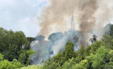 Roma, fiamme sulla collina di Monte Mario. Strade chiuse. Rogo ora sotto controllo