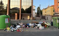 "Parata" di rifiuti  all’aperto in via Bergamo