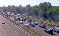 Traffico intenso verso il mare: fino a 6 chilometri di coda in Autocisa. Tir ribaltato all'alba nel Reggiano 