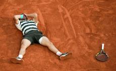 5 ore e mezza di tennis stellare, non basta un grande Sinner: Alcaraz incoronato re di Francia (4-6, 6-7, 6-4, 7-6, 7-6) dopo un'epica rimonta