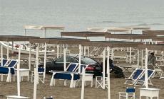 "Colpa del navigatore": un'altra auto si insabbia tra gli ombrelloni a Forte dei Marmi
