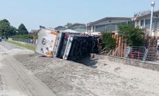 Roccabianca, camion si ribalta e finisce fuori strada: morto il conducente