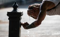 Resistere ai mesi roventi: bevande, cibo, vestiti, climatizzatori. Come abbassare la temperatura