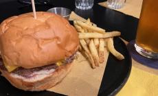 Tana del luppolo, hamburger e pinse  tra biliardi e freccette