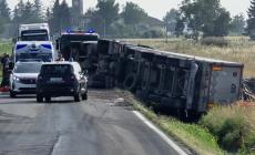 Incidente a Diolo, camion finisce fuori strada: conducente trasportato al Maggiore