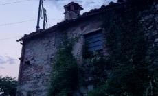 Nel campo della casa killer delle escort trovati capelli, slip e una vertebra