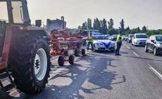 Investito da un furgone dopo avere forato è finito contro il voltafieno del proprio trattore: 60enne ancora in rianimazione  