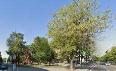 Litiga pesantemente con la mamma, per strada, in piazzale Pablo e minaccia con una pistola (finta) un passante che la difendeva:  denunciato un 38enne