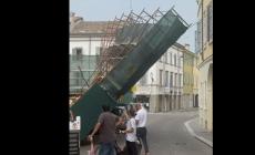 Violenta grandinata nella zona nord di Parma e nella Bassa:  ettari di pomodoro danneggiati ed un terzo del grano a rischio. Impalcatura piegata in via Saffi - Foto Video