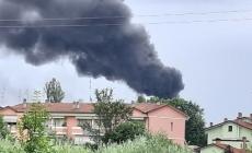 Incendio alla Plasto blok di via  Nuova Naviglio: tre camion e un tetto  distrutti - Foto e video