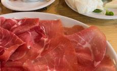Culatelleria, la semplicità paga: salumi e formaggi piacciono a tutti