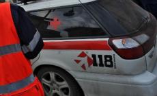 L'auto esce di strada e prende fuoco in via Colorno: conducente in salvo, è stato portato al Maggiore 