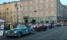 Mille Miglia: l'arrivo delle Ferrari e delle auto elettriche in piazza Garibaldi, poi le "signore" dei motori - Video