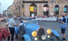 Mille Miglia: Cracco fra i primi ad arrivare in piazza Garibaldi a Parma su una Bugatti T40 - Video 