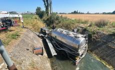 Camion del latte esce di strada e finisce in un canale: grave il conducente