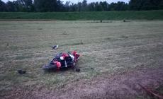 Finisce fuori strada con la moto: grave motociclista 29enne