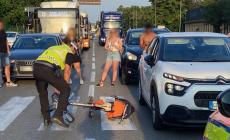 Scontro tra auto e bici in via Emilio Lepido: un uomo e un bambino finiscono a terra 