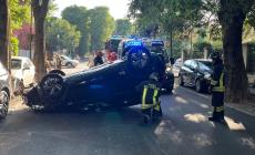 Viale Rimembranze, cerca di evitare un'altra vettura: giovane si ribalta con l'auto in mezzo alla strada - Foto