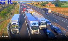 Mezzo pesante in fiamme, code sull'A1 tra Parma e Piacenza