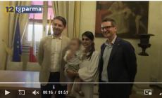 Fatemeh ricevuta con bimbo e marito in Municipio dopo il ritorno dall'Iran - Video 