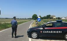Sale sul tetto di casa e minaccia di lanciarsi di sotto: salvato dai carabinieri