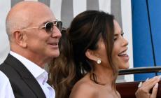 Il sindaco di Venezia omaggia "i Bezos" con rose bianche e Amarone
