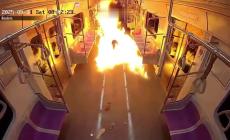 Sparge benzina nel vagone della metro e appicca il fuoco, panico tra i pendolari a Seul - Video