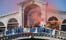 A Venezia il corteo "no Bezos": centinaia di manifestanti - Foto